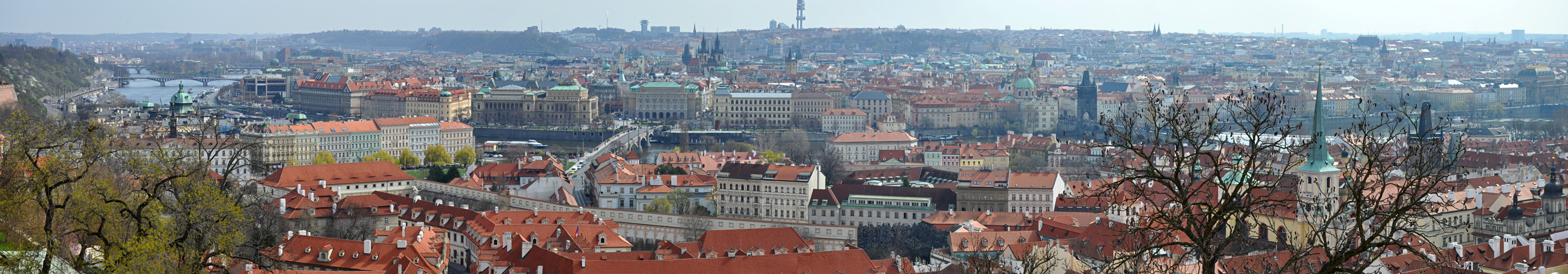 Panorama depuis une loggia dominant la ville et la Vltava