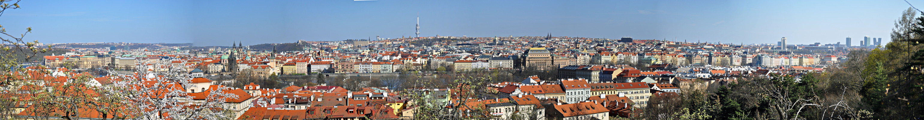 Panorama vers la rive droite, depuis le belvédère de Petřín