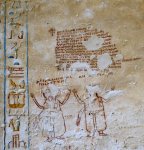 Inscription en grec et silhouettes de deux personnages en prière