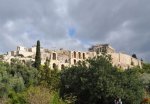 Le Parthénon, en haut à droite, le petit temple d’Athéna Nikè, à l’extrême-gauche, et le mur de scène de l’Odéon d’Hérode Atticus. 