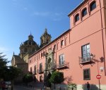Au premier plan, le Colegio Reale San Bartolomé y Santiago