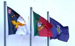 Drapeaux de la région autonome des Açores, du Portugal et de la ville de Horta devant la façade de la mairie