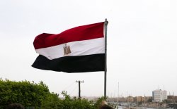 (Le drapeau égyptien flotte sur l’île Éléphantine)