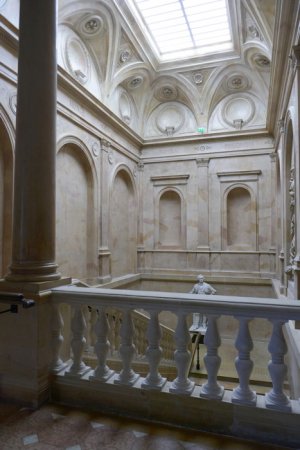 (Un escalier dans le palais du XVIIe siècle)