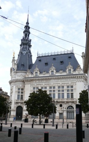 (L’Hôtel de Ville en style éclectique date du XIXe siècle)