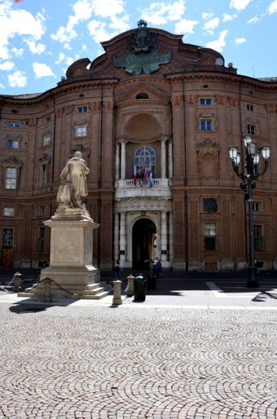 (La façade du palais Carignan sur la piazza Carignano)